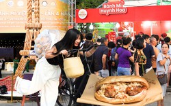 Có thể gặp cả thành phố ở Lễ hội Bánh mì Việt Nam hôm nay, khách ngó lơ mọi gian hàng chỉ để chen chân mua một ổ Huynh Hoa