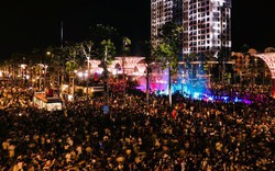 Biển người đổ về Sầm Sơn thưởng thức ca nhạc, xem bắn pháo hoa
