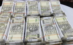 Người dân phát hiện tiền mặt rơi rải rác khắp đường