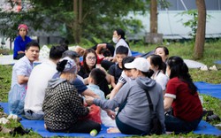 Cảnh tượng hiếm thấy: Người dân ngủ dưới gốc cây, bãi cỏ quanh đền Hùng, chờ đến giờ vào lễ Tổ