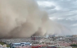 Bão cát khổng lồ "nuốt chửng" thành phố như ngày tận thế