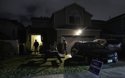 FBI đột kích nhà riêng nghi phạm nổ súng tại tiệc ông Trump dự