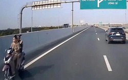 Hai cô gái không đội mũ bảo hiểm phóng xe máy ngược chiều trên làn cao tốc 100 km/giờ