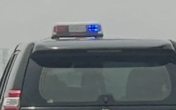 Cục CSGT xác minh ô tô biển trắng gắn còi hú, đèn xoay phóng như bay trên cao tốc