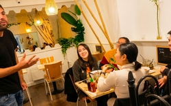 Mở đầu bằng "kính thưa" khi đi ăn với bạn Việt Nam, anh Tây khiến cả bàn tưởng đang dự hội nghị