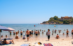 Đi du lịch giữa nắng nóng, nhiều người không ngờ những thói quen này lại âm thầm đẩy nguy cơ đột quỵ lên cao