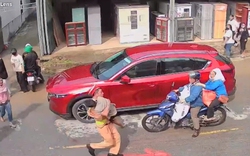 Bé trai bị điện giật tại lễ hội té nước ở Lai Châu, một chiến sĩ CSGT lao vào dòng người gây xúc động