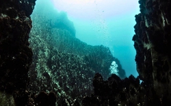 Nhấc một phiến đá lên từ độ sâu 2.515m, các nhà khoa học phát hiện "một thế giới không nên tồn tại"