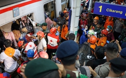 Hiện trường thảm kịch 2 tàu hỏa đâm nhau tại Indonesia: Ít nhất 7 người thiệt mạng, 81 người bị thương