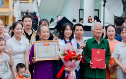 Tốt nghiệp mà ngỡ dạm ngõ: Nữ sinh thủ khoa thuê hẳn xe 29 chỗ đưa cả đại gia đình đi nhận bằng