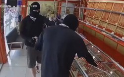 Hai du khách Trung Quốc cướp tiệm vàng tại Thái Lan trong 30 giây