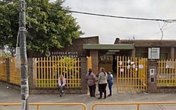 Giẫm phải dây giày, bé gái tử vong khi đập đầu vào ghế đá