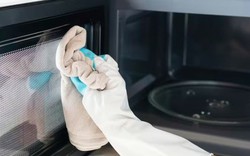 Lò vi sóng sạch bong như mới khi được vệ sinh bằng thứ này - không phải baking soda