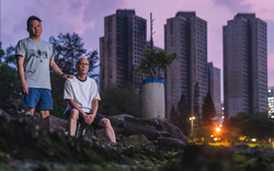 Tro tàn và ký ức: Một gia đình trở lại hiện trường vụ cháy chung cư tồi tệ nhất ở Hồng Kông (Trung Quốc) trong nhiều thập kỷ