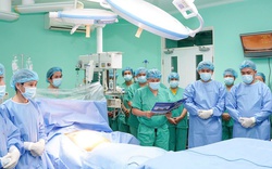 Sau phút mặc niệm, gần 200 y bác sĩ xuyên đêm làm điều kỳ diệu cho 6 bệnh nhân