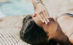 Đi du lịch hè: Đừng chỉ mải mê "đắp" kem chống nắng cho da, đôi mắt cũng rất cần được bảo vệ và đây là lý do tại sao điều đó lại quan trọng