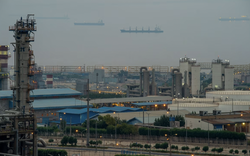 Không phải Trung Quốc, một quốc gia đang có gần 100 triệu thùng dầu không dùng đến, phải trữ trong cả 'kho rác'