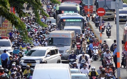 Tan ca là lên đường: Cửa ngõ TP.HCM kín xe trước kỳ nghỉ 4 ngày