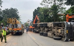 Bắt giam tài xế vụ lật xe đầu kéo khiến 2 phụ nữ tử vong ở Phú Thọ