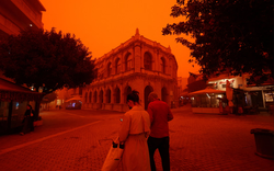 Bầu trời Hy Lạp chuyển đỏ rực ngay trước lễ Phục Sinh: Giới chức cảnh báo