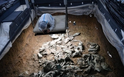 Đào hố tế lễ Tam Tinh Đôi, chuyên gia tìm thấy vũ khí 3.000 tuổi nằm thẳng đứng: Dấu vết ngoài hành tinh?