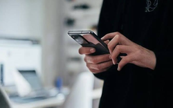 Không cuộc gọi, không thao tác, vẫn bị “bay” hơn 38 triệu vì điện thoại “đơ”: Cảnh báo chiêu lừa mới cực tinh vi mà nhiều người Việt hay chủ quan