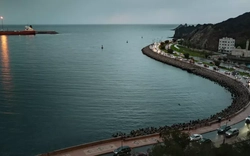 Né tuyến Iran kiểm soát, ba con tàu mở lối đi táo bạo qua eo biển Hormuz