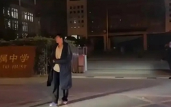 Bức ảnh đón con tan học khiến nhiều phụ huynh ào ào bình luận: Con tôi cũng "quái gở" y hệt thế này!