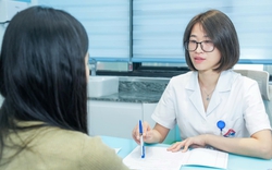 Nằm điều hòa cả tuần, người phụ nữ nhập viện vì amidan đầy mủ