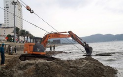 Cận cảnh trục vớt xác xe tăng vùi sâu dưới bãi biển Quy Nhơn