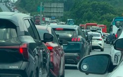 Kinh nghiệm xương máu vẫn bất lực: 12h đêm, 2h sáng và 12h trưa vẫn chưa xong, cửa ngõ phía Tây TP.HCM và các tỉnh đông nghẹt người đi nghỉ lễ