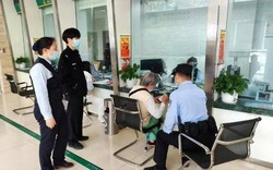 Tài khoản có 300 giao dịch tới 5 tỷ đồng nhưng không có nội dung chuyển: Công an điều tra người phụ nữ sinh năm 1954