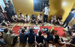 Ập vào nhà Trần Thị Loan SN 1975, công an bắt 25 người