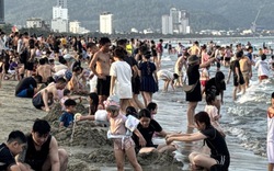 Cận cảnh người dân và du khách đổ dồn về bãi biển Đà Nẵng chiều 30-4
