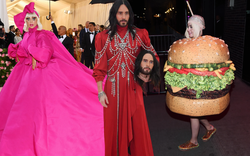 Chưa có mùa Met Gala nào mà ai cũng "mặc hề" đến vậy, 7 năm trôi qua nhưng dân tình vẫn chế meme một người