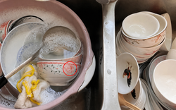 Dù giàu hay nghèo, thấy bát ăn có 5 dấu hiệu này cần thẳng tay vứt bỏ: Đừng ăn "mầm bệnh"