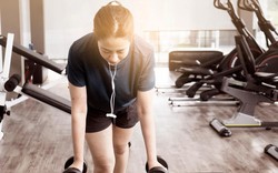 Bác sĩ khuyên bỏ: 5 thói quen "vạn người mê" dễ gây đột quỵ trong mùa hè