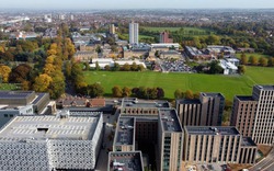 Đại học Anh đột ngột hủy 300 thư mời nhập học, "khai tử" ngành ngoại ngữ để cắt giảm thâm hụt hàng triệu bảng