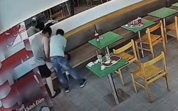 Nam bác sĩ ép tim giữa quán cà phê cứu người đàn ông đột ngột ngừng tim