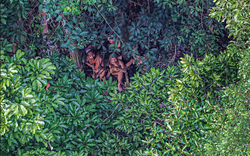 Bộ tộc biệt lập nhất ở Amazon khiến thế giới ngỡ ngàng với hình ảnh người trẻ dùng smartphone nhoay nhoáy