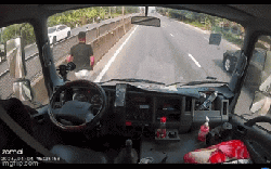 Danh tính tài xế bỏ xe, lao qua dải phân cách ôm bé gái giữa quốc lộ, công an đã liên hệ