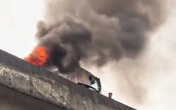 Cháy xe đầu kéo trên Vành đai 3 trên cao, khói đen cuồn cuộn