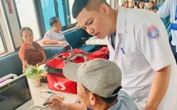 Cứu kịp thời du khách gặp sự cố trên vịnh Hạ Long