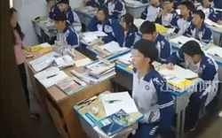 Tấm bảng đen bất ngờ đổ ụp xuống lưng cô giáo, phản ứng vô thức của 2 nam sinh CÁ BIỆT khiến cô giáo 4 năm sau vẫn khóc!