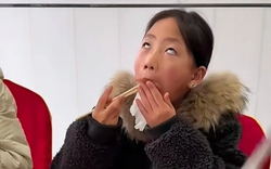 Bức ảnh đứa trẻ ngồi ăn cơm khiến dân mạng giật mình: Đây chính là hậu quả của việc bố mẹ không kiểm soát con xem gì trên điện thoại!