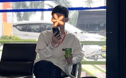Anh trai nước ngoài cầm lon giải khát ở sân bay Nội Bài, zoom cận thì hết hồn: "Là ai đã bán cho anh thứ này?"
