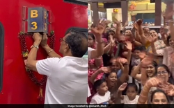 Gia đình bao trọn cả toa tàu làm lễ cưới gây tranh cãi trên mạng xã hội