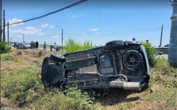 Tài xế đột quỵ, ô tô chở cả gia đình lật nhào trên đường ở TP.HCM