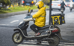 Khách bom hàng, shipper bị nền tảng khoá app: Khiếu nại cũng không được giải quyết