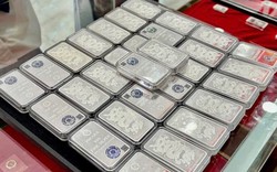 Pha sụt giảm mạnh của bạc: Người mừng, người lo